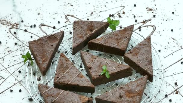 Leckere Schokoladen Brownie Kuchen Mit Minzblättern — Stockvideo