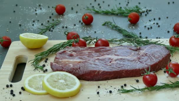 Verse Rauwe Biefstuk Met Kruiden Voor Het Koken — Stockvideo