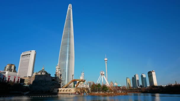 首尔的城市景观与乐天世界塔 超高的摩天大楼 — 图库视频影像