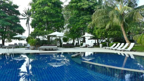 Vista Piscina Espreguiçadeiras Palmeiras Céu Azul — Vídeo de Stock