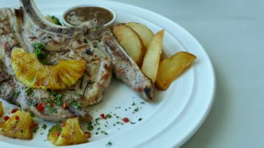 Izgara domuz pirzolası.