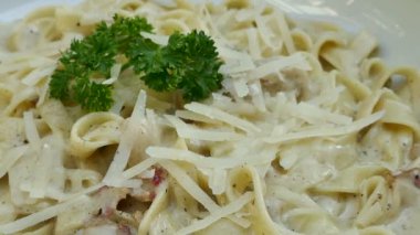 geleneksel İtalyan makarna parmesan ile