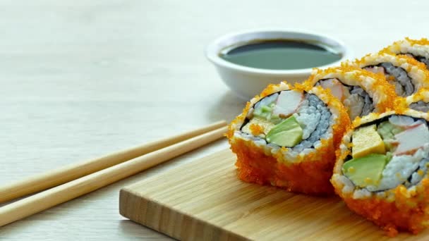 Sushi Proaspăt Sos Placă Lemn Stil Alimentar Japonez — Videoclip de stoc