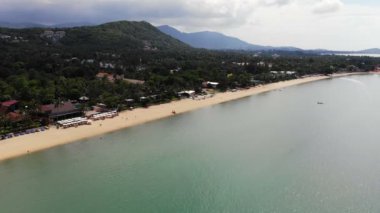 güneşli deniz ve tropik ada şaşırtıcı havadan görünümü 