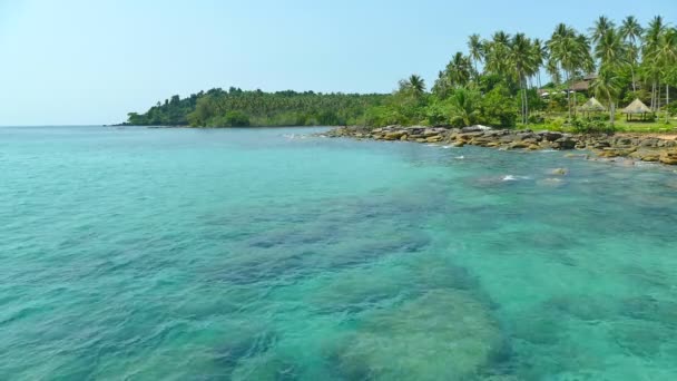 晴れた日に海と熱帯の島の素晴らしい空撮 — ストック動画