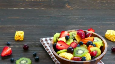 çeşitli olgunlaşmış meyve ve çilek rustik masada ahşap kase 