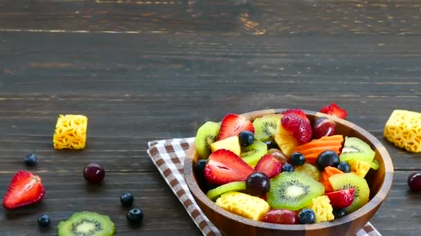 仿古桌木碗中的成熟水果和浆果 — 图库视频影像