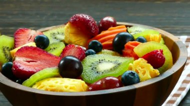 çeşitli olgunlaşmış meyve ve çilek rustik masada ahşap kase 