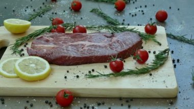 taze çiğ dana biftek yemek pişirmek için baharat ile