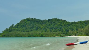 tropikal Kumsalı ve mavi gökyüzü üzerinde tekne