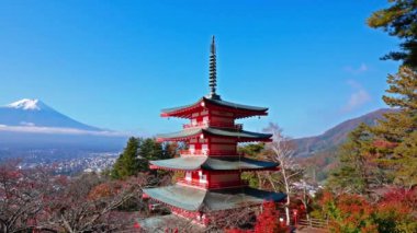 Japonya 'da Fuji Dağı ve Chureito Pagoda ile renkli sonbahar manzarası