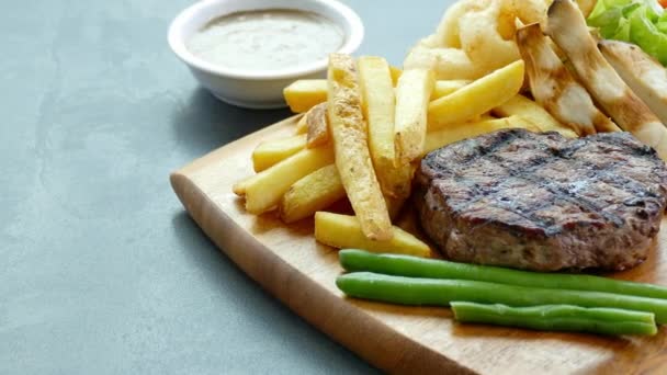 Läcker Grillad Biff Med Grönsaker Och Pommes Frites — Stockvideo