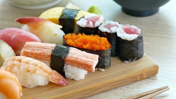 Φρέσκο Σούσι Σάλτσα Ξύλινο Πιάτο Ιαπωνικό Στυλ Τροφίμων — Αρχείο Βίντεο