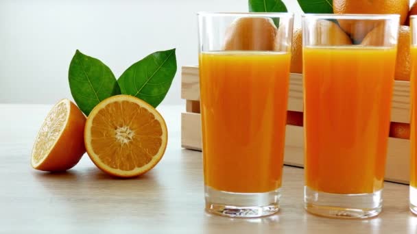 Stapel Frischer Orangen Holzkiste Und Glas Saft — Stockvideo