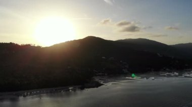 deniz ve tropik ada şaşırtıcı havadan görünümü 