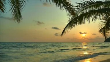 dalgalar deniz, kumsal ve dramatik gökyüzü günbatımı görünümünü