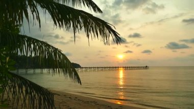 dalgalar deniz, kumsal ve dramatik gökyüzü günbatımı görünümünü