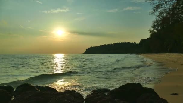 Zonsondergang Golven Van Zee Zandstrand Dramatische Hemel — Stockvideo