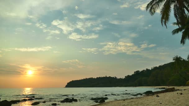 Sonnenuntergang Blick Auf Meereswellen Sandstrand Und Dramatischen Himmel — Stockvideo