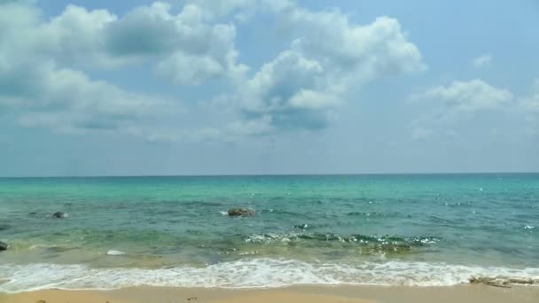 Γραφική Μαρίνα Κύματα Θάλασσας Αμμώδη Παραλία Και Γαλάζιο Ουρανό — Αρχείο Βίντεο