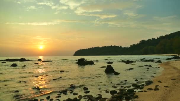海浪和戏剧性天空的日落景色 — 图库视频影像