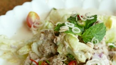 yeşillik ve domates ile deniz ürünleri salatası