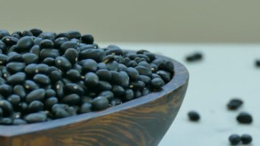 ahşap kase ve kaşık siyah fasulye