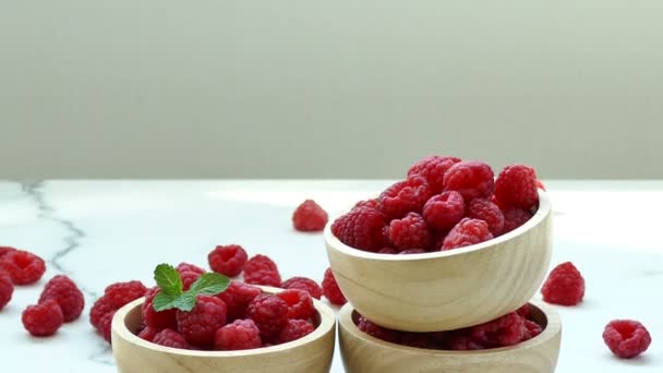 Frische Himbeeren Kleinen Holzschalen — Stockvideo