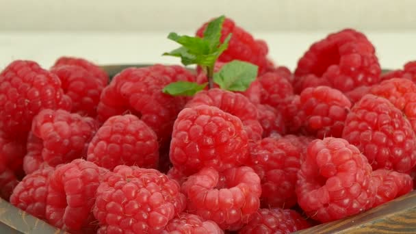 Framboise Fraîche Dans Petit Bol Bois — Video