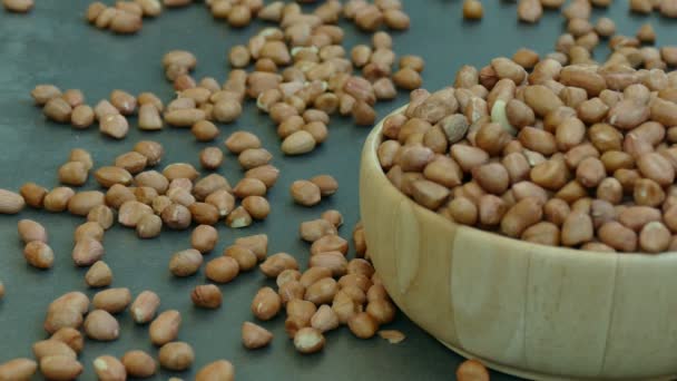 Pilha Amendoins Tigela Madeira Pequena Vídeo — Vídeo de Stock