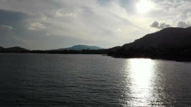 deniz ve tropik ada şaşırtıcı havadan görünümü