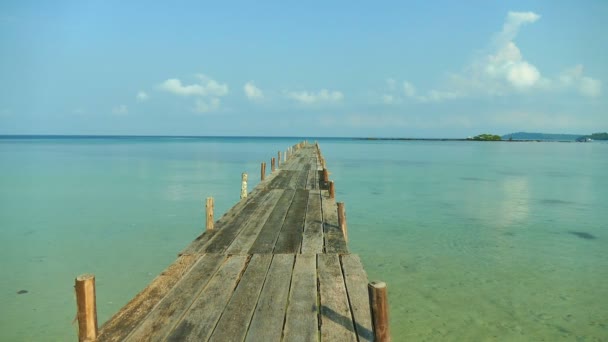 Playa Tropical Con Muelle Madera Día Soleado — Vídeo de stock