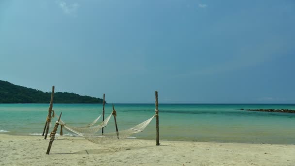 Hamaca Colgando Cerca Las Olas Del Mar Playa Tropical — Vídeos de Stock