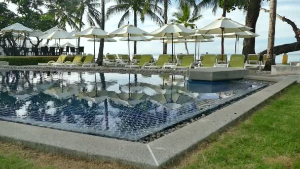 Vista Piscina Guarda Sóis Praia Chaise Longues — Vídeo de Stock