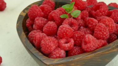 Küçük ahşap kase taze ahududu 