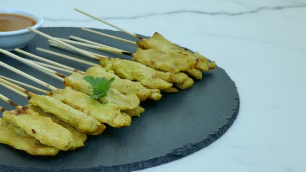 Delizioso Satay Pollo Sugli Spiedini Cucina Tradizionale Tailandese — Video Stock