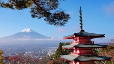 Japonya 'da Fuji Dağı ve Chureito Pagoda ile renkli sonbahar manzarası