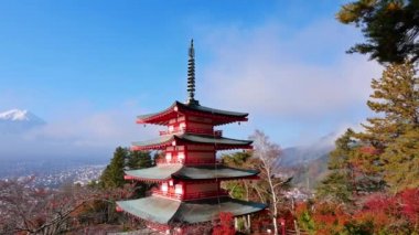 Japonya 'da Fuji Dağı ve Chureito Pagoda ile renkli sonbahar manzarası