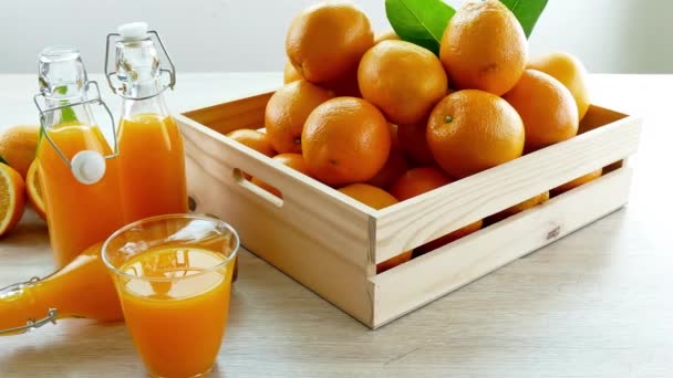 Pila Naranjas Frescas Caja Madera Vasos Jugo — Vídeos de Stock