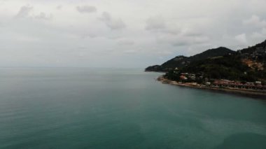 deniz ve tropik ada şaşırtıcı havadan görünümü