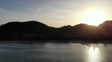 dalgalar deniz, kumsal ve dramatik gökyüzü günbatımı görünümünü