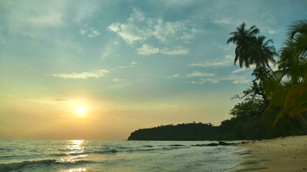 Atardecer Vista Las Olas Del Mar Playa Arena Cielo Dramático — Vídeo de stock