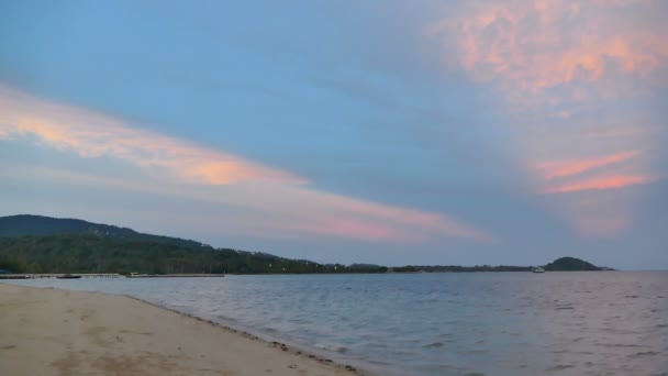 Zonsondergang Golven Van Zee Zandstrand Dramatische Hemel — Stockvideo