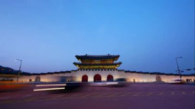 SEOUL, Güney Kore - 4 Aralık 2018: Seul, Güney Kore 'deki Gyeongbokgung Sarayı ve trafiğinin zaman aşımı