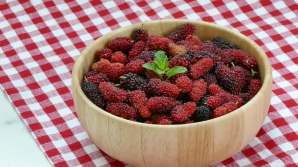 Mûrier Frais Dans Petit Bol Bois — Video