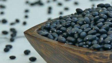 ahşap kase ve kaşık siyah fasulye