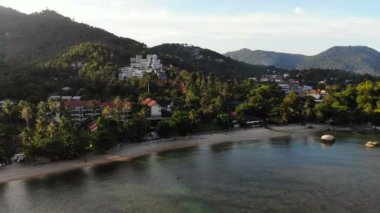 deniz ve tropik ada şaşırtıcı havadan görünümü