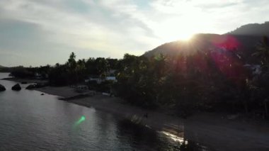 deniz ve tropik ada şaşırtıcı havadan görünümü