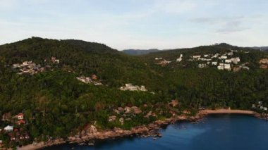 deniz ve tropik ada şaşırtıcı havadan görünümü