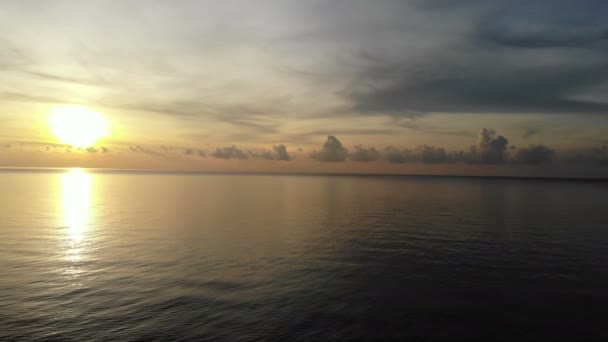 Pôr Sol Vista Das Ondas Mar Praia Areia Céu Dramático — Vídeo de Stock